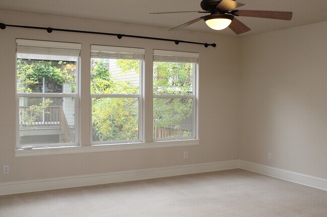 Building Photo - Spacious 4 BDR Legend & Renaissance Constr...