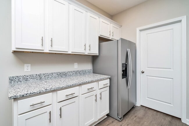 Building Photo - Welcome Home! Stylish 3BR/2BA with All the...