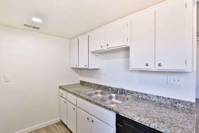 Building Photo - 1417 E Southern Ave