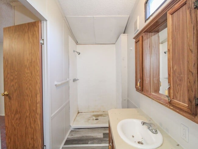 Building Photo - Close to downtown Pulaski!