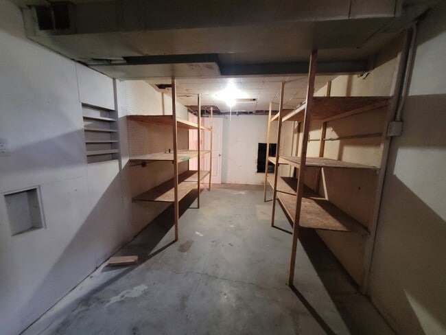 Building Photo - 3 Bedroom, 1.5 Bathroom home with detached garage