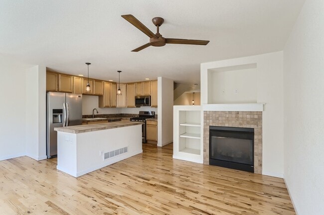 Building Photo - Sunny townhome in West Longmont!