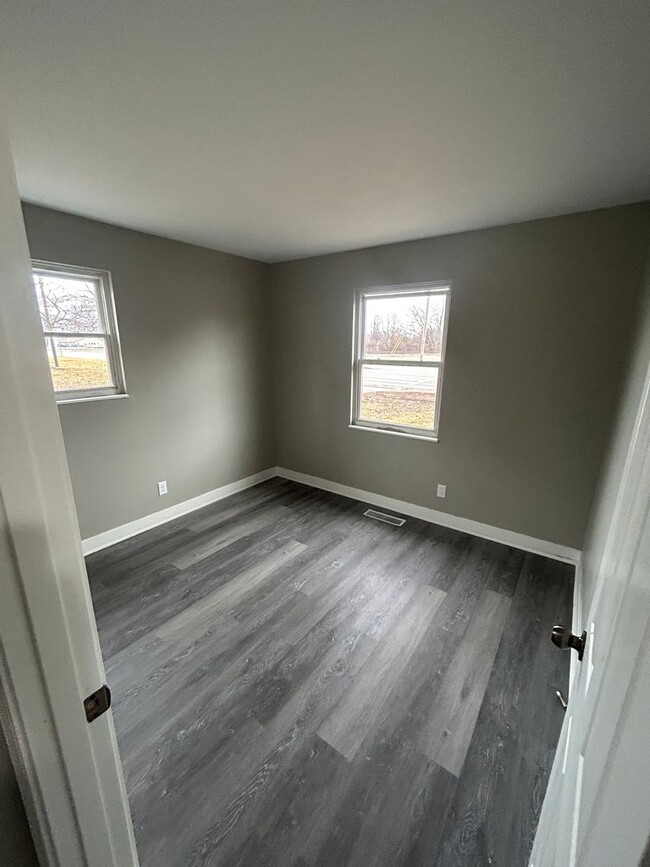 Building Photo - Recently renovated 3 bedroom home on the S...