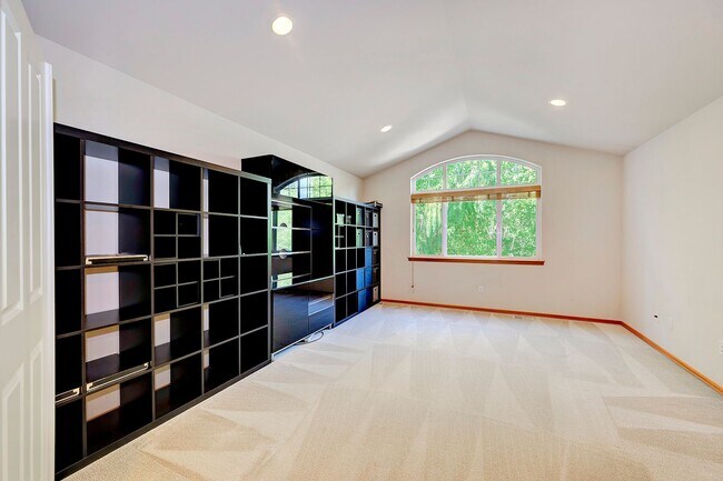 Building Photo - 4 bed 3 bath plus bonus room in Bothell