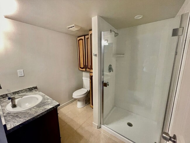 Building Photo - Fully Remodeled 3-BR, 3-BA Townhome with K...