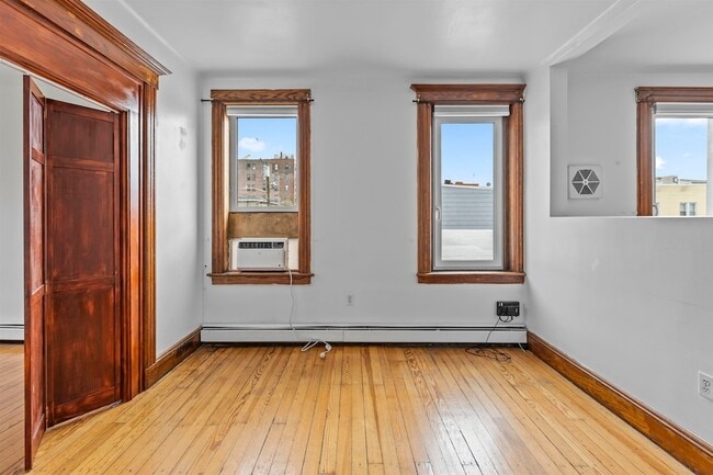 Building Photo - 201 19th St