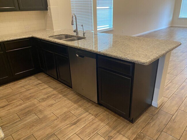 Building Photo - 4 Bedroom 3 Bathroom located in Remuda Ran...
