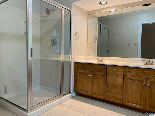 Building Photo - 524 SW Sussex Dr