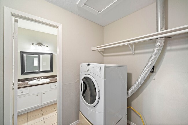 Building Photo - Lovely 3 Bedroom 2 Bath Duplex Home with Totally Private Backyard with Nice Wooden Privacy Fence!!