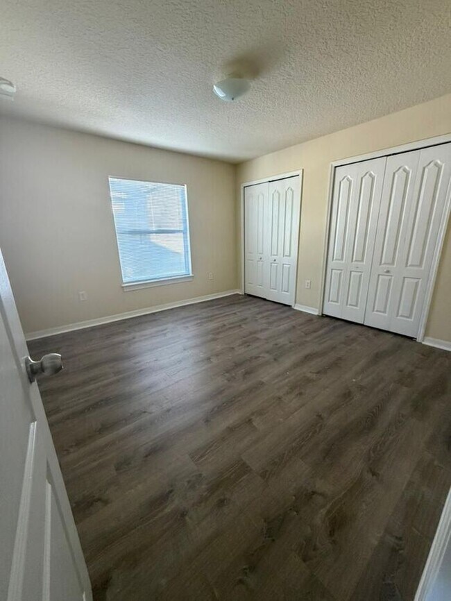 Building Photo - Updated 3 bed 2.5 bath Townhome
