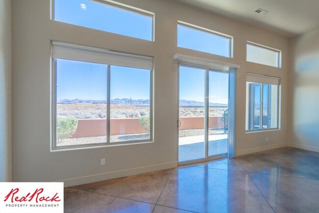 Building Photo - 4 Bedroom Luxury Home Near Sand Hollow