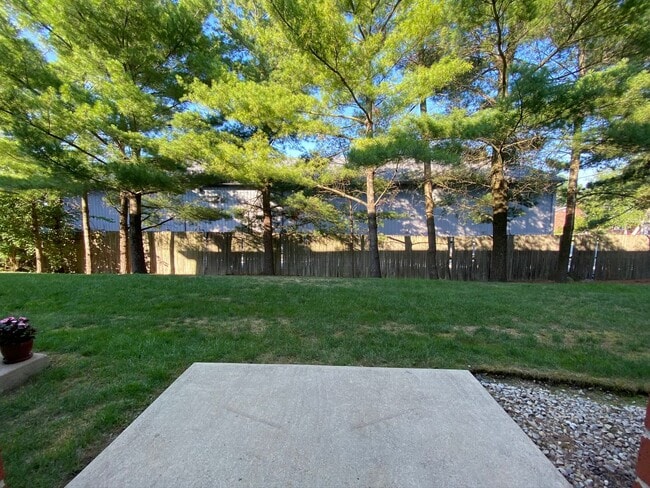 Building Photo - Spectacular 2 BR / 1.5 BR Townhouse in Lat...