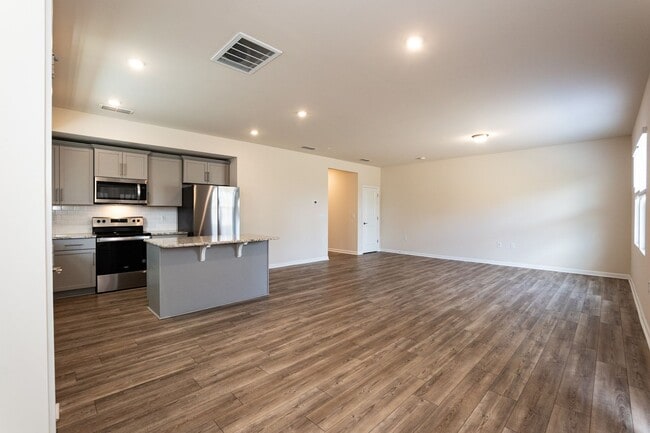 Building Photo - Move In Ready Three Bedroom Home!