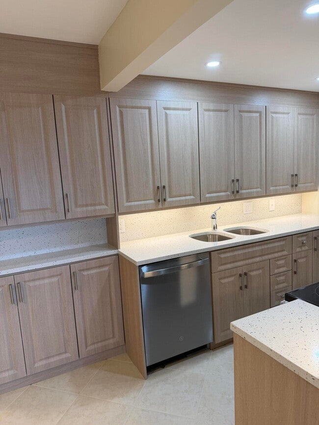 Building Photo - 4067 Yarmouth E