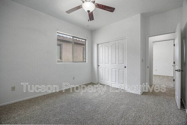 Building Photo - 7585 E Picket Fence Ln