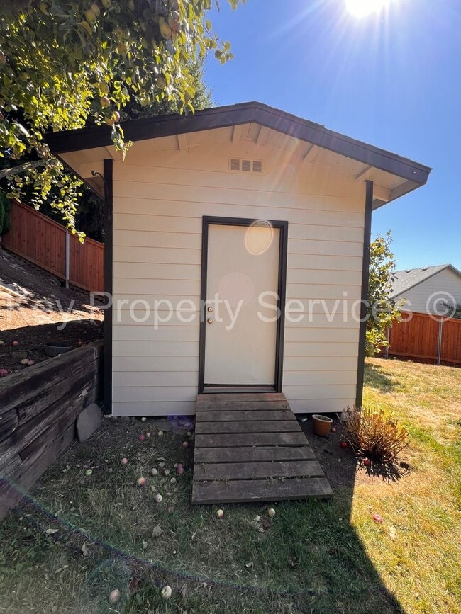Building Photo - Large Updated 3 bed 3 bath in Camas!