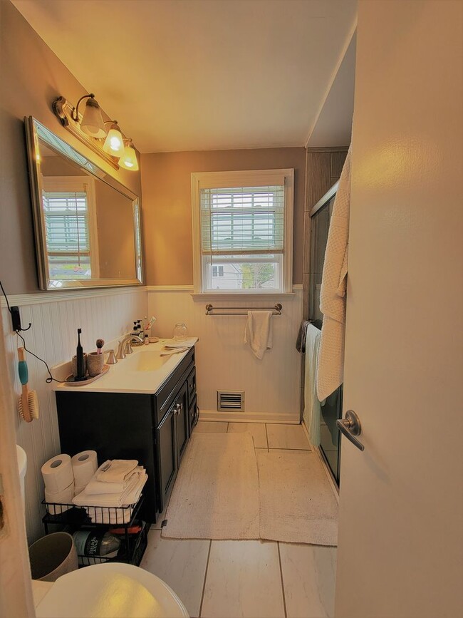 Building Photo - Remodeled 4 bedroom 2 full brick bath cape...