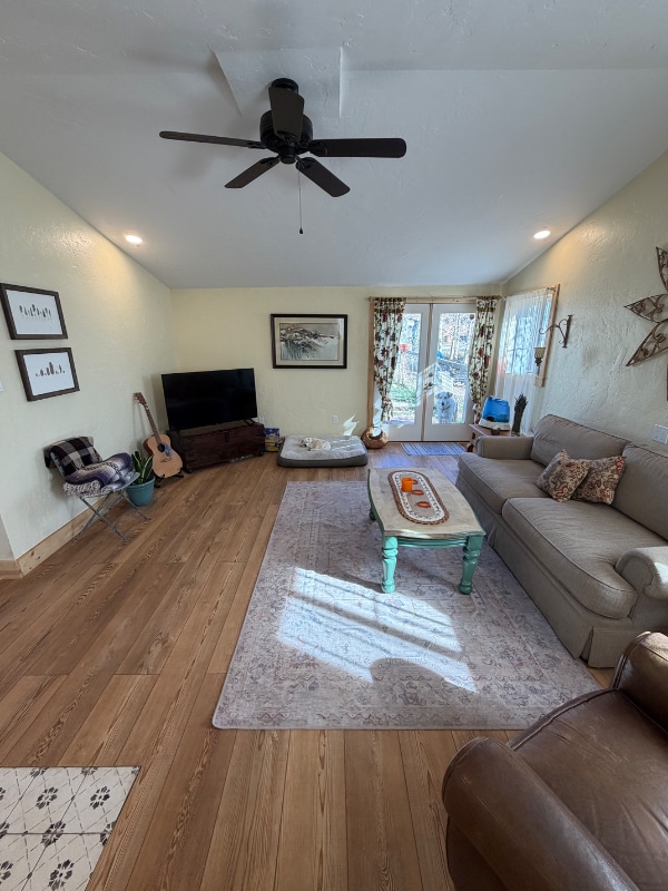 Building Photo - 613 Main St