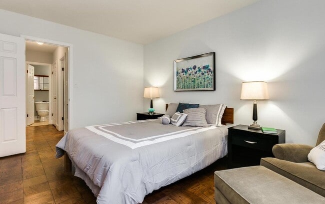 Building Photo - Spacious and sunlit  1BR/1BA condo located...