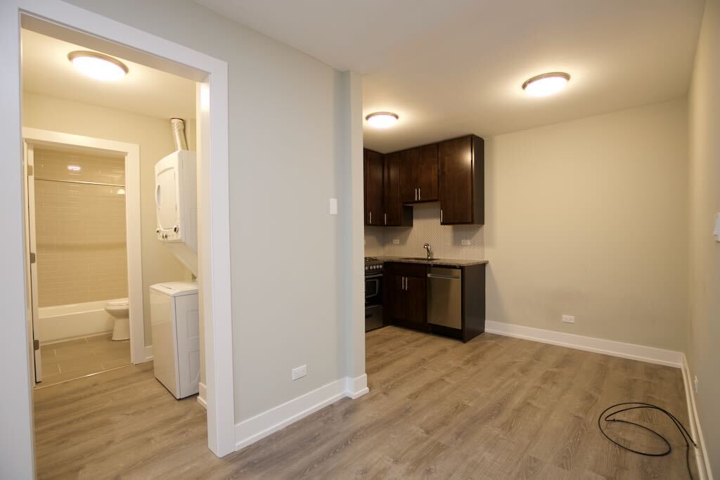 Building Photo - 533 W Surf St