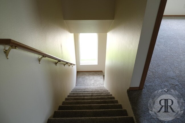 Building Photo - 2 Bedroom, 1 1/2 Bath Townhouse - Move In Ready!