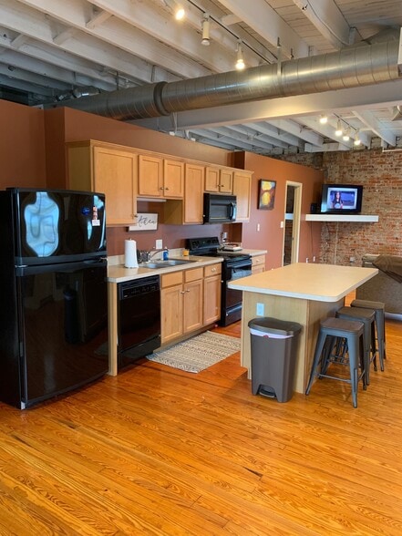 Building Photo - 413 Locust St