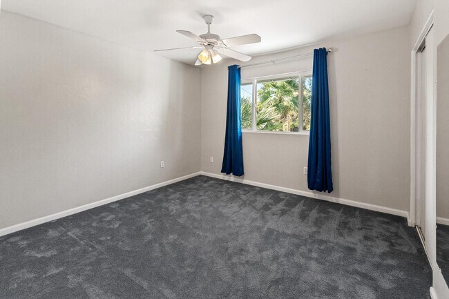 Building Photo - 8464 N 7th Ave