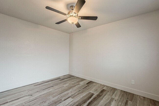 Building Photo - 558 S Lesueur