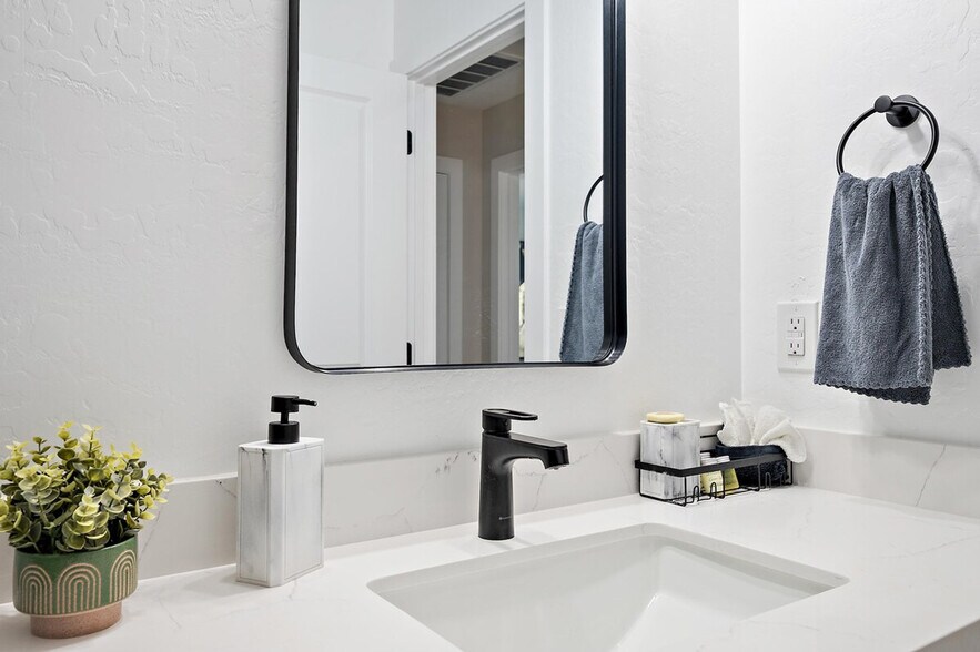 Building Photo - 1801 E Raymond St