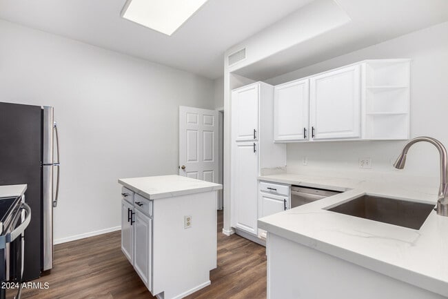 Building Photo - 9550 E Thunderbird Rd