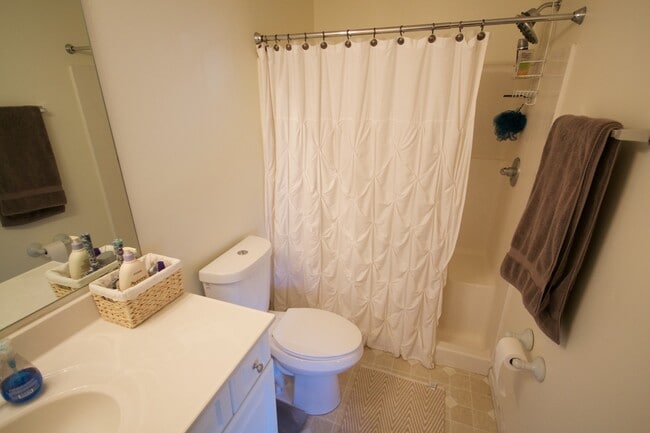 Building Photo - Taylor Spring Townhouse With Garage and Ba...