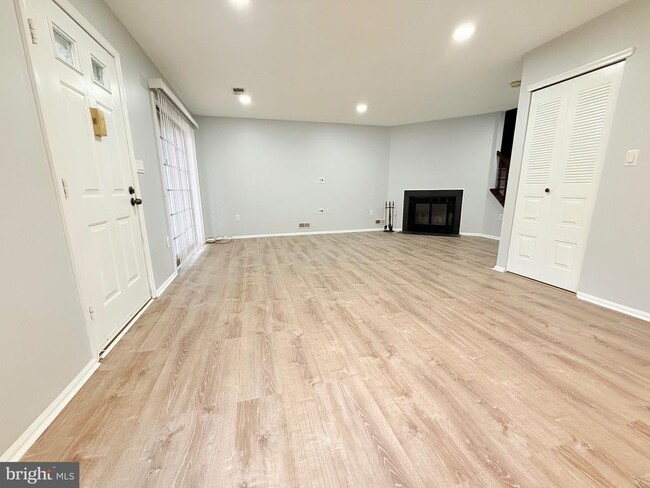 Building Photo - 31 Drewes Ct