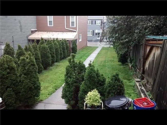 Building Photo - 3 bedroom - great location, central air, laundry.