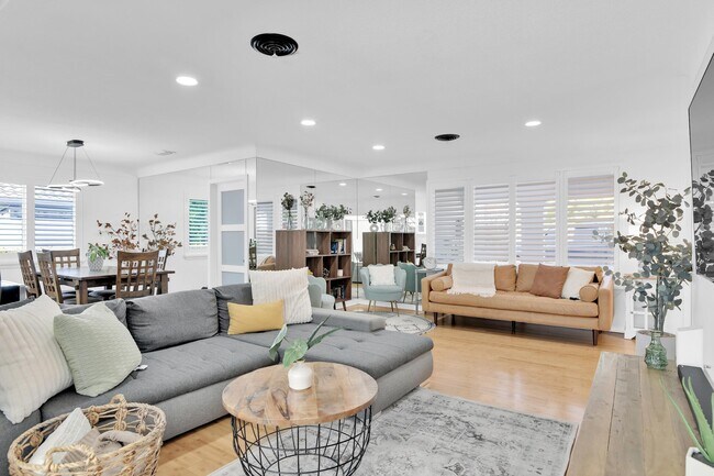 Building Photo - 798 E Boca Raton Rd