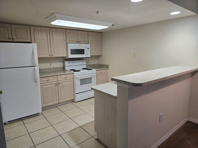 Building Photo - 3/2 2nd Floor Condo AVAILABLE NOW!