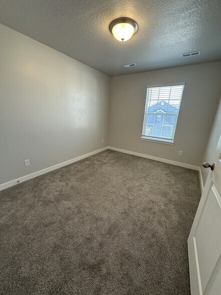 Building Photo - 4114 W Harmony Dr