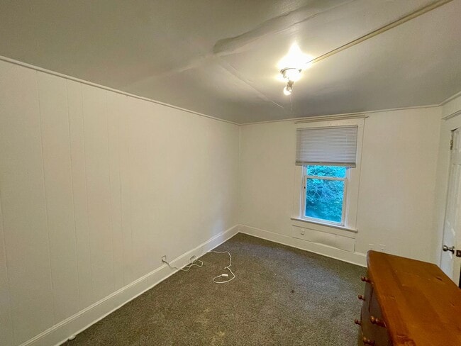 Building Photo - 3 Bed 1.5 Bath House - Section 8