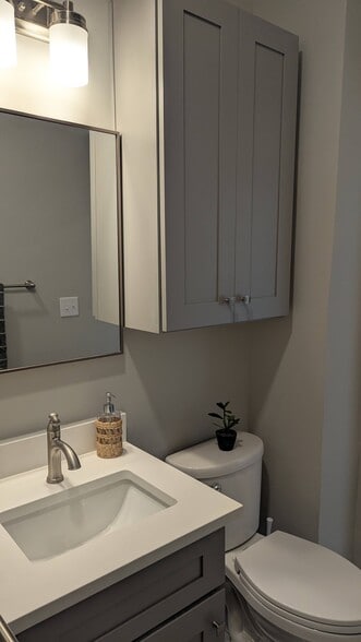 Full bathroom - soft close doors; extra linen storage - 4216 Mercier St