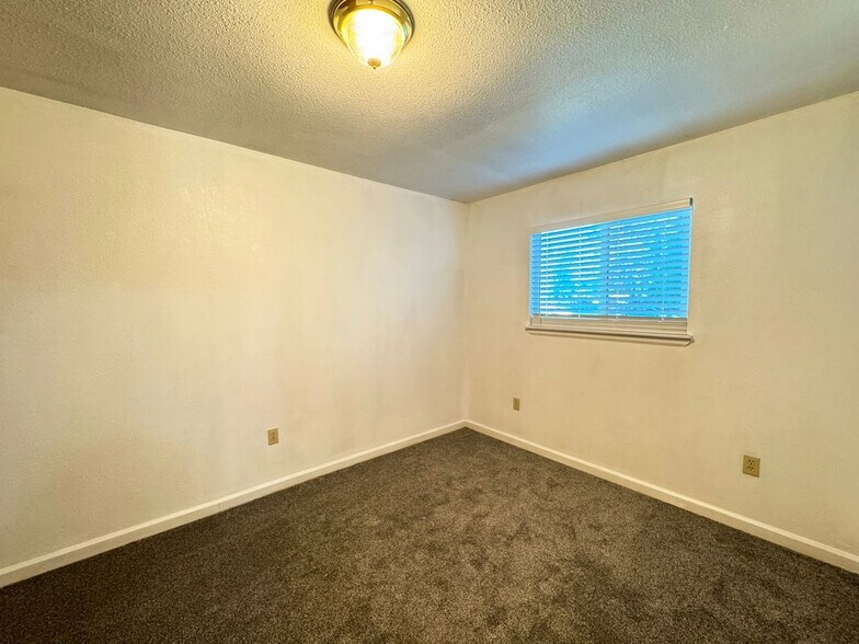 Building Photo - 2148 Primrose Dr