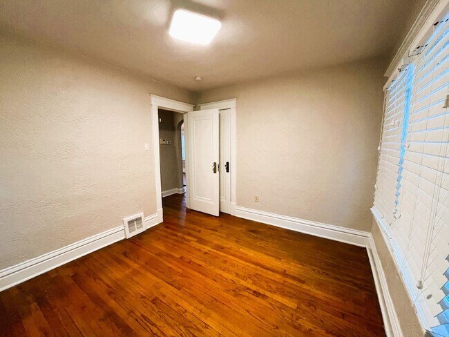 Building Photo - Darling 2 bedroom Bungalow