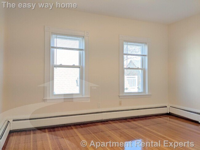 Building Photo - Nicely Updated Top Floor Two Bed Near Davi...