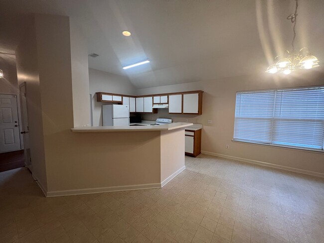 Building Photo - Open Floor Plan - 3 BR 2 Bath Home in Lake...