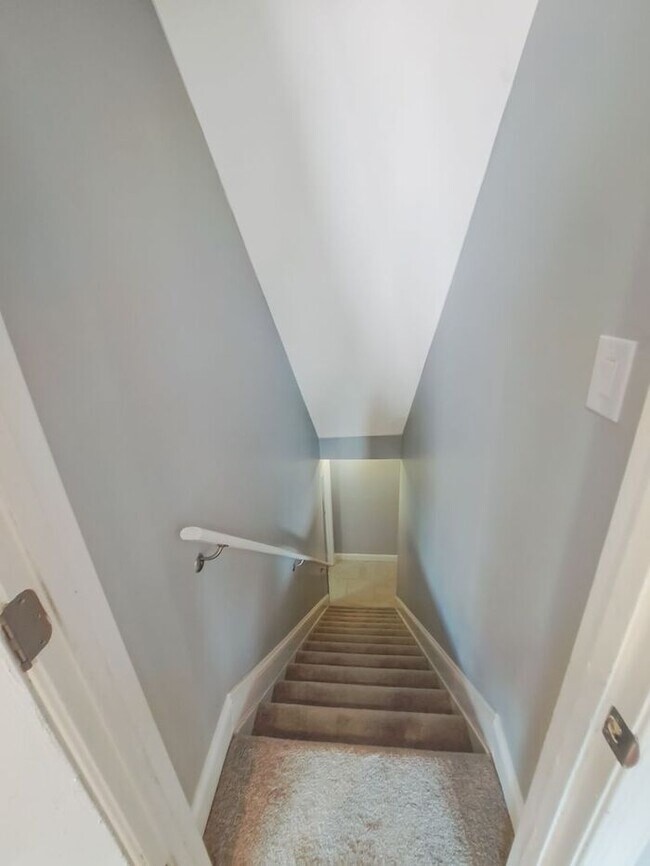 Building Photo - Amazing 4 Bedroom, 4 Bath SFH Corner Lot, ...