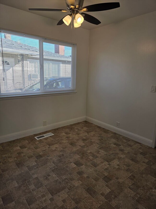 Building Photo - MG11-1036-1038 Dodge Drive