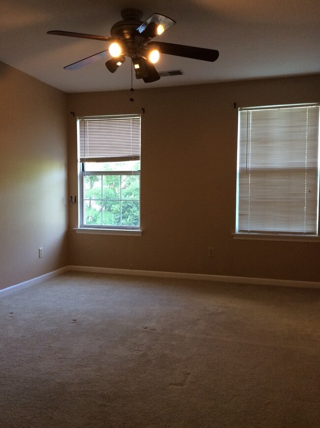 Building Photo - Charming, low maintenance 2 bedroom available now!