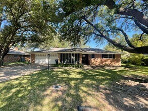 Building Photo - COMING SOON--Spacious 3 Bedroom 2 Bath Hom...
