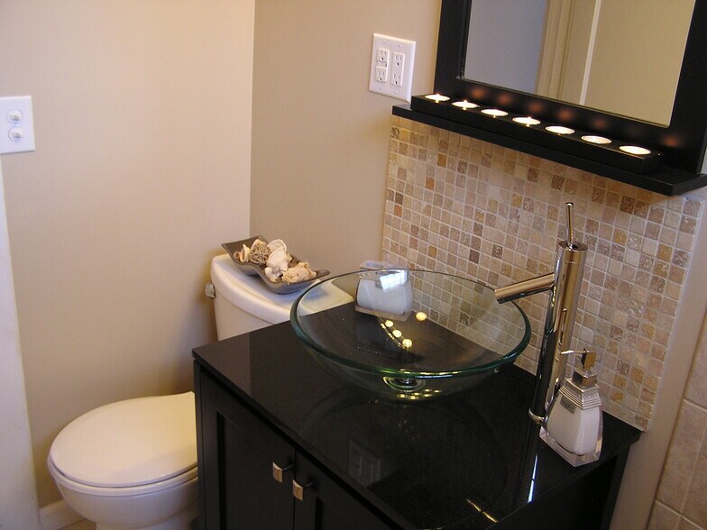 Building Photo - 425 Roosevelt Ave