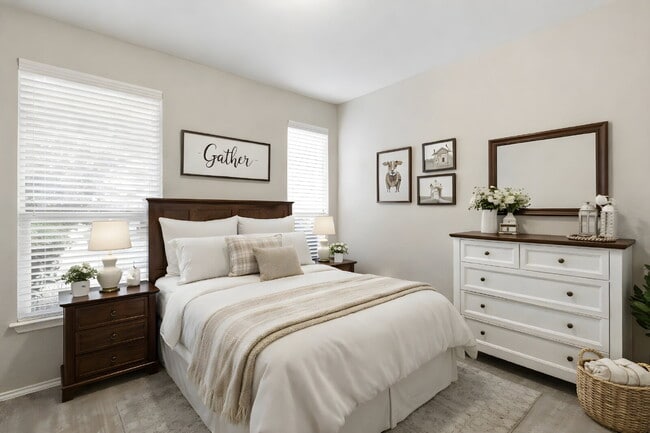 Building Photo - Move-In Ready Home in Landmark Pointe with Included Appliances