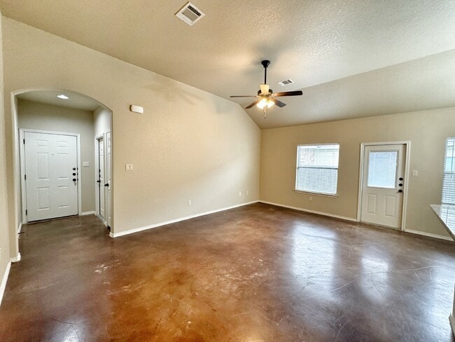 Building Photo - Spacious 3 Bed, 2 Bath Duplex for Lease in...