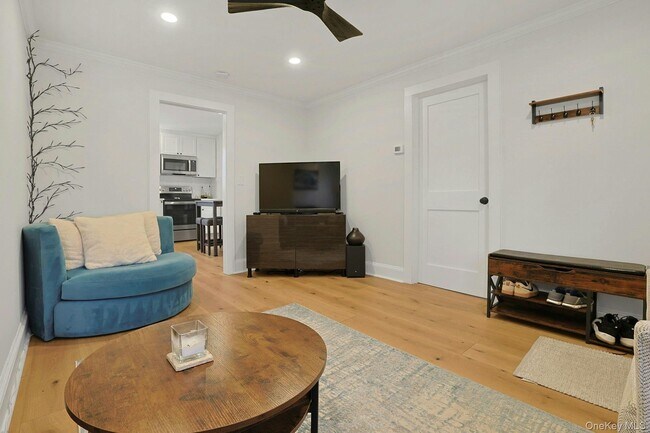 Building Photo - 32 School St